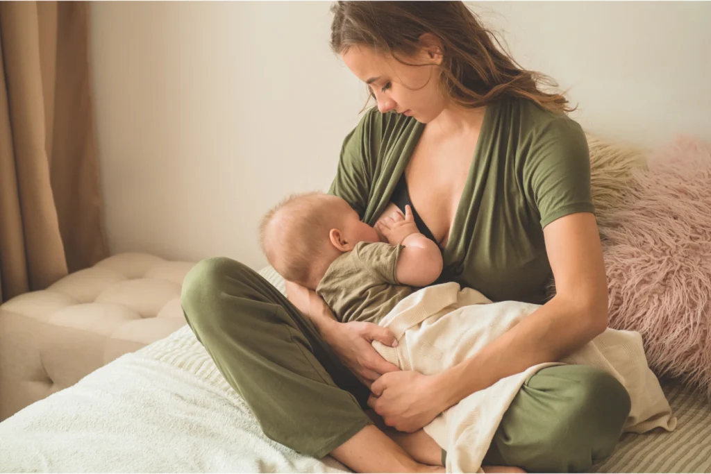 Mamãe Amamentando um Bebê Recém Nascido