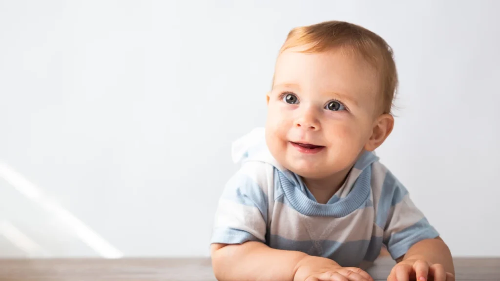 Bebê de 9 meses: descubra os marcos e cuidados essenciais