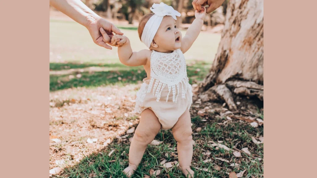 Bebê de 9 meses: descubra os marcos e cuidados essenciais