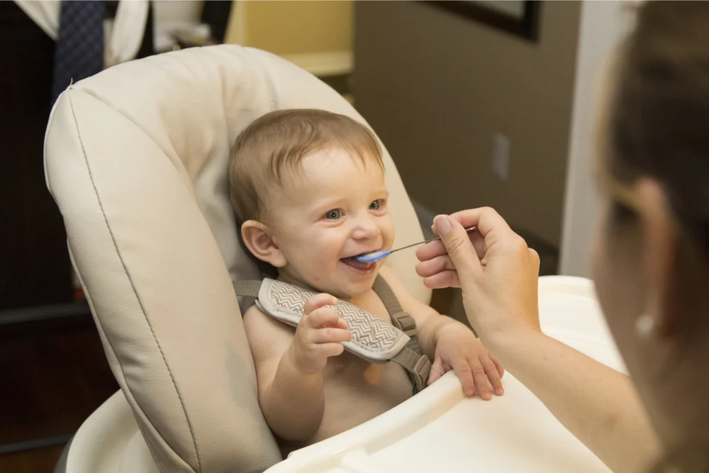 Com quantos meses o bebê começa a sentar?