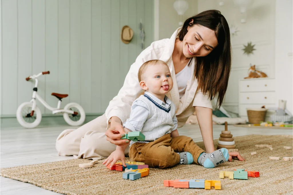 Com quantos meses o bebê começa a sentar?