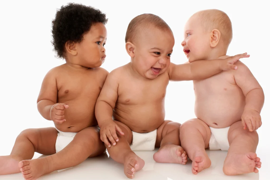 Com quantos meses o bebê começa a sentar?