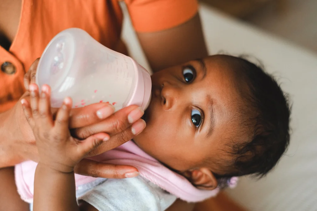 Bebê mamando em uma mamadeira
