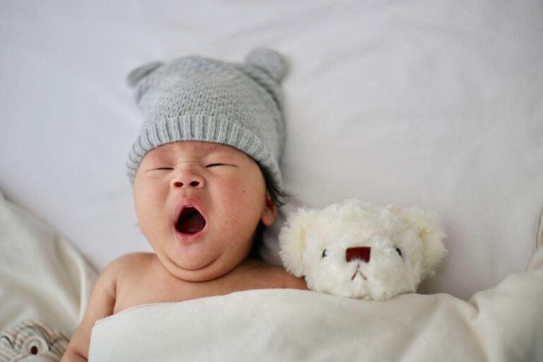 bebê recém nascido com um urso de pelúcia 25 Momentos Especiais do Bebê Que Você Deve Fotografar