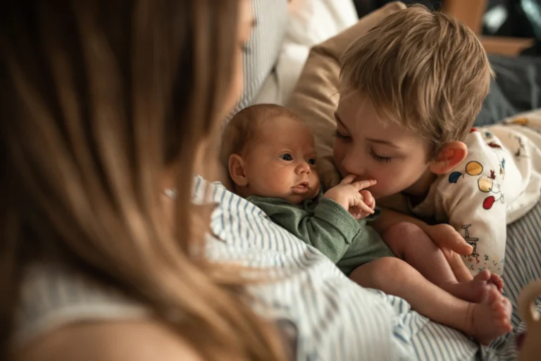 Bebê de 2 meses - A Adaptação do Irmão Mais Velho à Chegada do Bebê