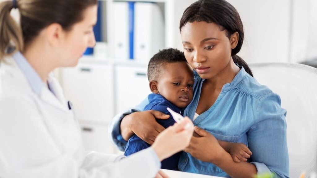 buscando ajuda médica - cocô verde do bebê
