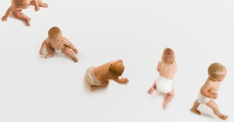 Como Ajudar o Bebê a Engatinhar e Andar